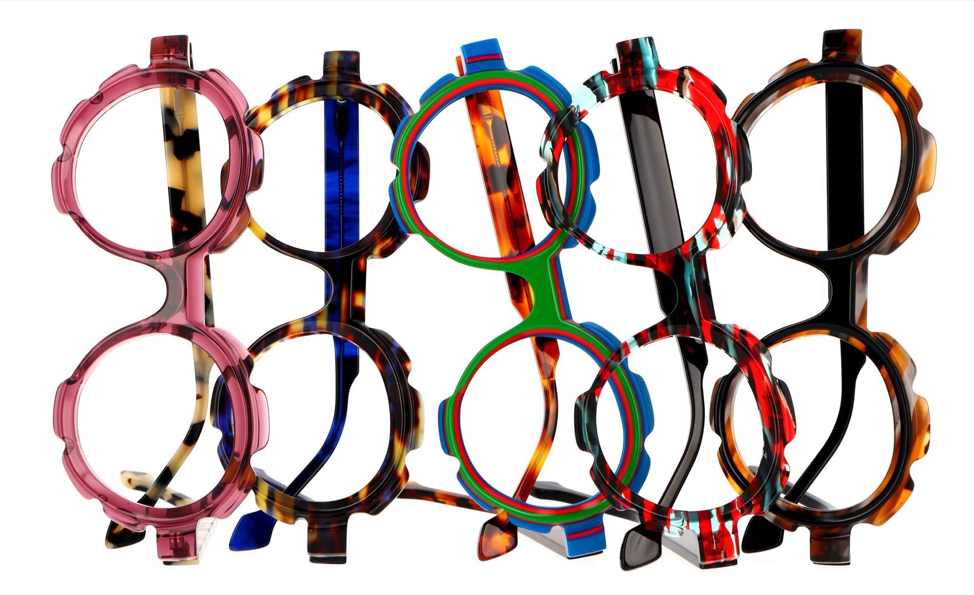 Large sélection de montures de lunettes colorées proposées par L'Opticien Avrillais