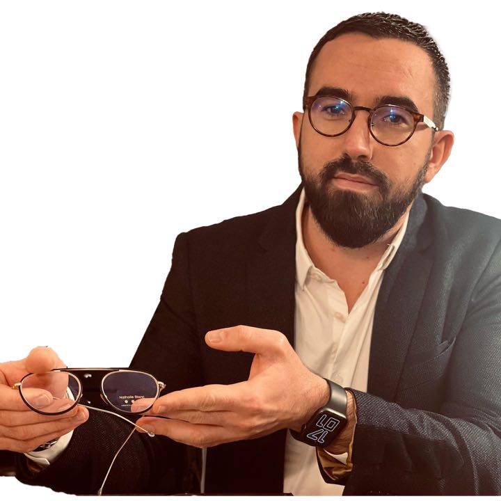 Thibault Douillard, opticien à domicile, présentant une paire de lunettes